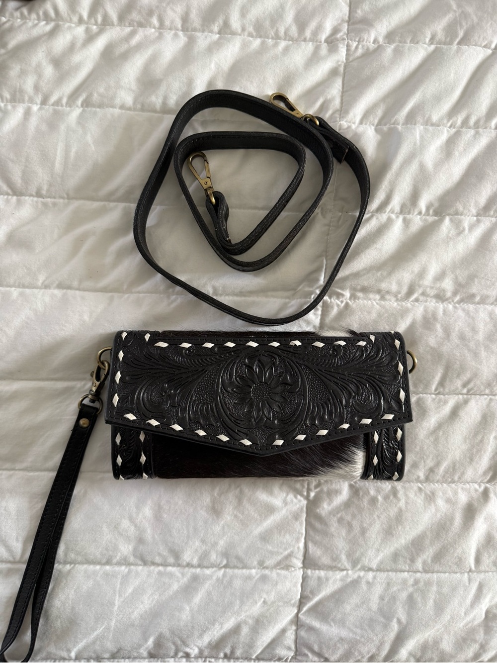 Women’s Black Tooled Leather Crossbody Wallet - Unbranded